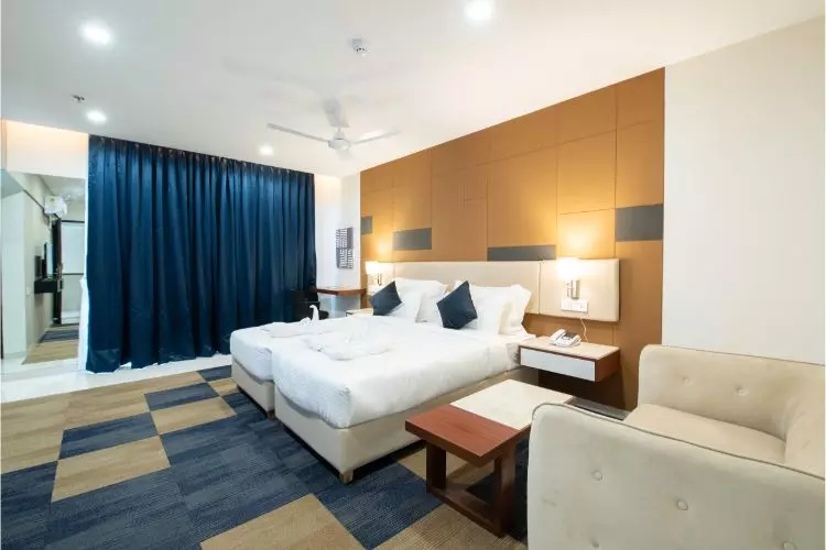 Staybird Hotel twin bedroom